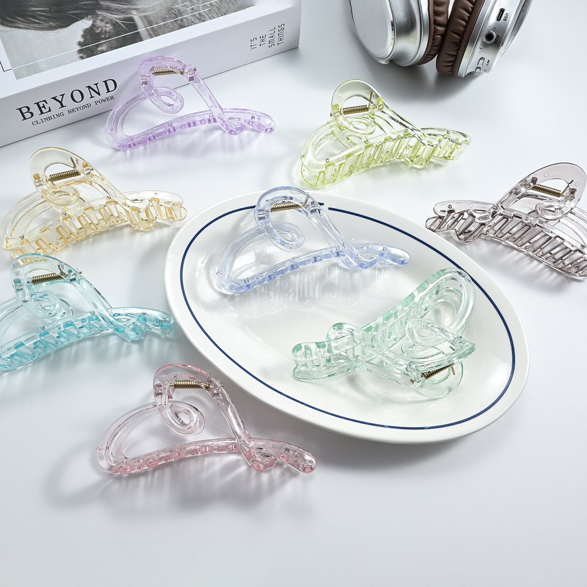 2025111906143465663 4PCS Candy-colored heart-shaped hairpin - A fashionable and versatile hair accessory, suitable for dates, travels, parties and daily use - The perfect gift for Valentine's Day, with a heart-shaped design and a cute plastic hairpin. - Image 1